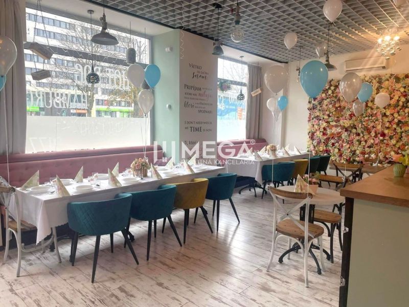 NA PREDAJ OBCHODNÉ PRIESTORY NA PODNIKANIE – VRANOV N/T - Gastro priestory s kvetinovou stenou, balónikmi a podlahou s dreveným dekorom.