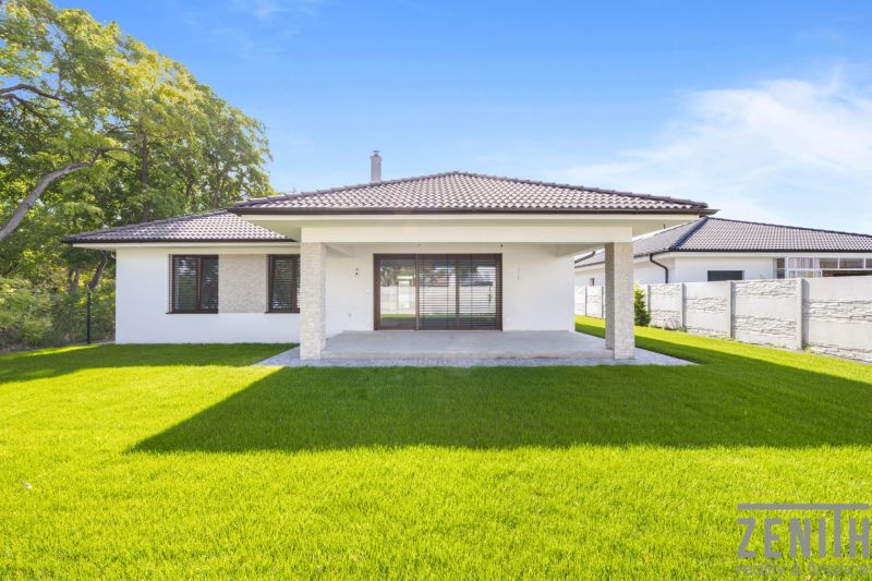 PREDAJ- NOVOSTAVBA 4-IZBOVÝ BUNGALOV S DVOJGARÁŽOU A HOTOVOU ZÁHRADOU