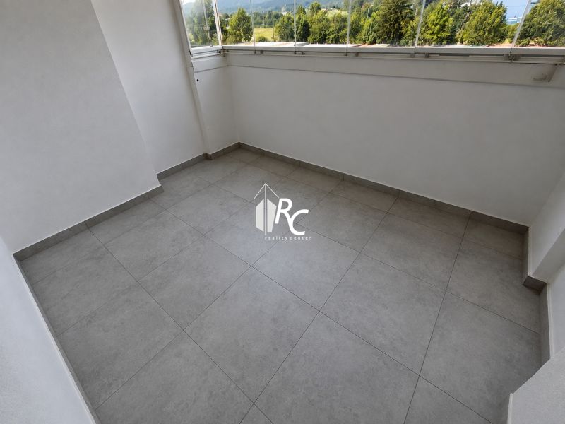 Kompletne zrekonštruovaný 2-izbový byt s 9 m² loggiou Sever - Balkón s dlažbou a výhľadom z 2-izbového bytu v Martine na ulici Budovateľov.