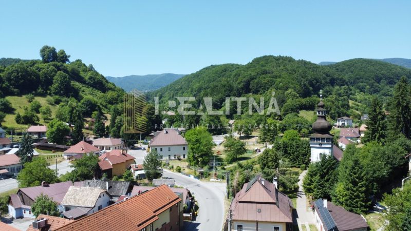 TRADIČNÝ DOM V SRDCI TAJOVA, 893 M2, TAJOV - Letecký pohľad na obec Tajov, ulica pri kostole a okolitú krajinu.