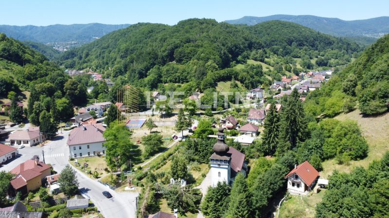 TRADIČNÝ DOM V SRDCI TAJOVA, 893 M2, TAJOV - Pohľad na zeleň a domy v obci Tajov obklopenej horami.