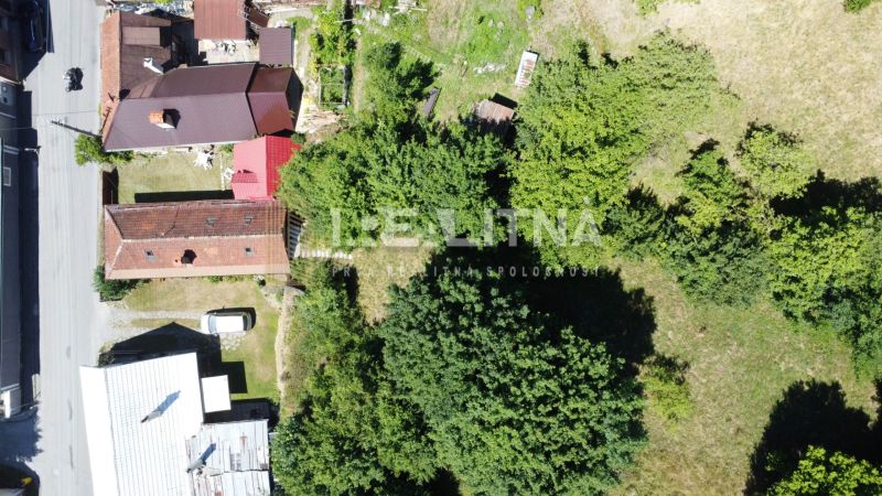 TRADIČNÝ DOM V SRDCI TAJOVA, 893 M2, TAJOV - Letecký pohľad na rodinné domy a záhrady na ulici v Tajove 55.