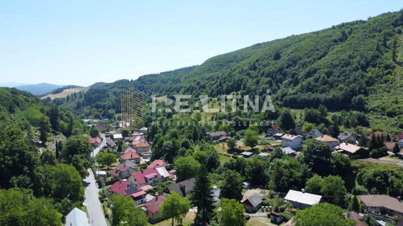 TRADIČNÝ DOM V SRDCI TAJOVA, 893 M2, TAJOV - Krajinná panoráma v Tajove na ulici 55, obklopená zeleňou, rodinnými domami a kopcami.