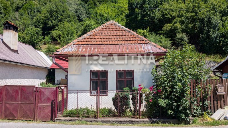 TRADIČNÝ DOM V SRDCI TAJOVA, 893 M2, TAJOV - Rodinný dom na ulici v Tajove s červenou strechou a záhradou pred bránou.