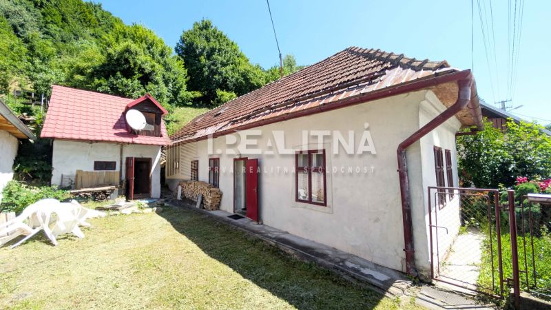 TRADIČNÝ DOM V SRDCI TAJOVA, 893 M2, TAJOV - Rodinný dom v Tajove na ulici 55 s tradičnou strechou, dvormi a okolitou prírodou.
