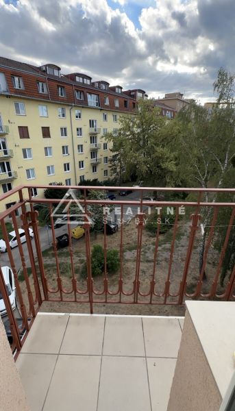 2-IZBOVÝ BYT S BALKÓNOM, ZIMNÁ ULICA, KOŠICE – STARÉ MESTO - Výhľad z balkóna na parkovisko a bytový dom na Zimnej ulici.
