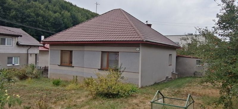 Rodinný dom v obci Poniky na rovinatom pozemku 705 m²
