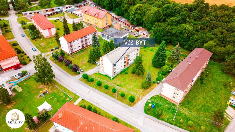 PREDAJ | 2-izb. byt 59 m² + loggia | Š. Michaľany - Pohľad na obytné domy a zeleň na ulici Pod lesíkom, Šarišské Michaľany.