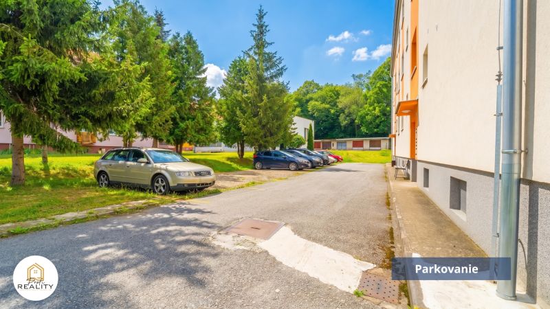 PREDAJ | 2-izb. byt 59 m² + loggia | Š. Michaľany - Parkovanie pri 2-izbovom byte na ulici Pod lesíkom v Šarišských Michaľanoch.