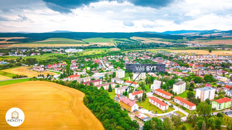 PREDAJ | 2-izb. byt 59 m² + loggia | Š. Michaľany - Pohľad na Šarišské Michaľany z ulice Pod lesíkom s označeným 2-izbovým bytom.