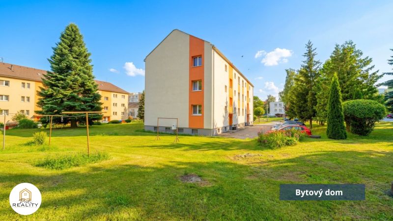 PREDAJ | 2-izb. byt 59 m² + loggia | Š. Michaľany - Bytové domy na ulici Pod lesíkom v Šarišských Michaľanoch obklopené zeleňou.