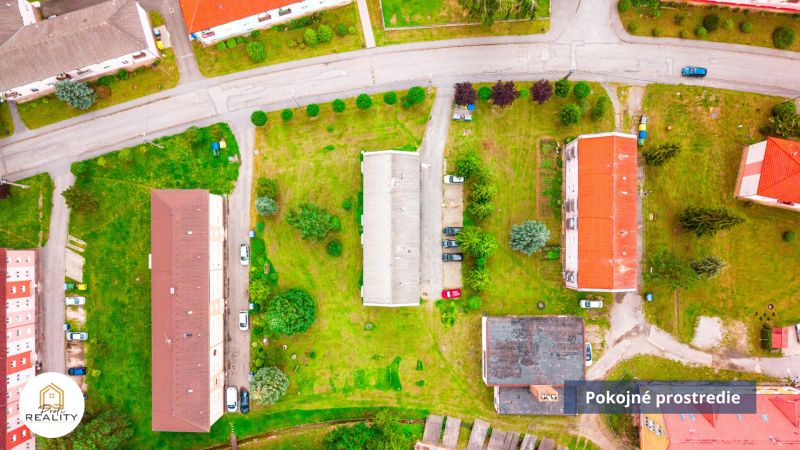PREDAJ | 2-izb. byt 59 m² + loggia | Š. Michaľany - Pohľad zhora na obytné budovy a zeleň na ulici Pod lesíkom, Šarišské Michaľany.