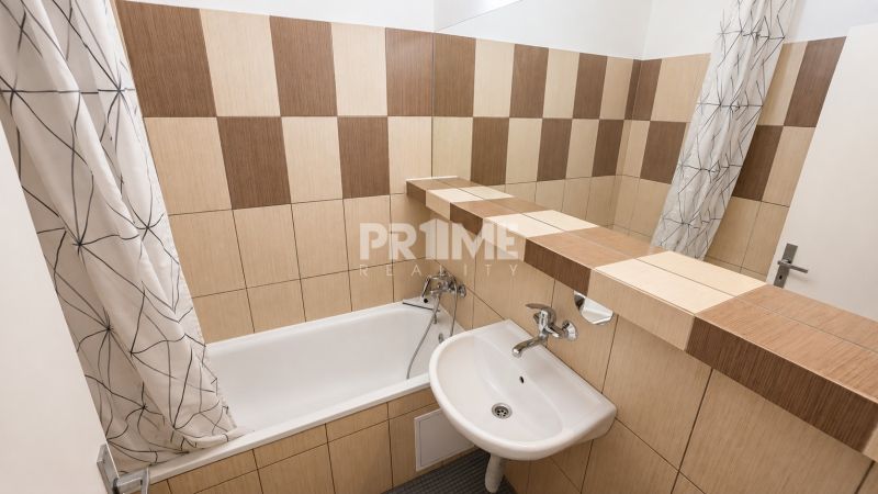 Priestranný a atypický 4i byt s dvoma loggiami, Furdekova, Petržalka - Kúpeľňa s vaňou a obkladom v 4-izbovom byte s podlahou s dreveným dekorom.