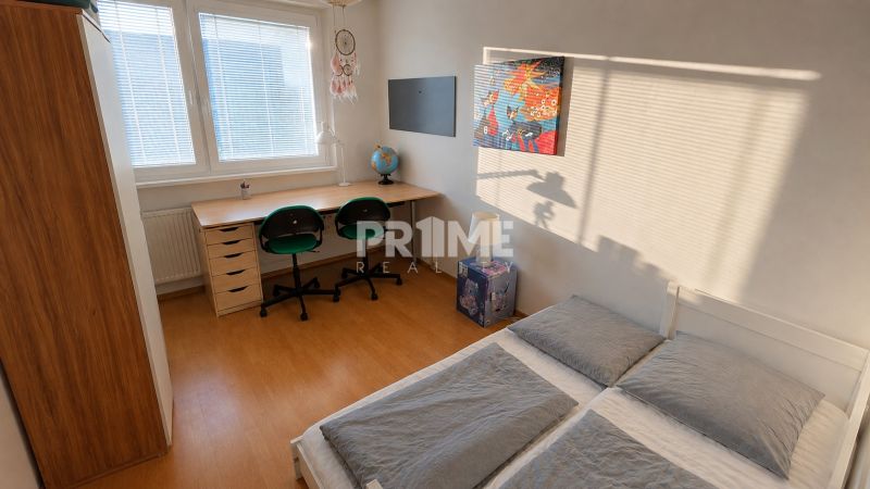 Priestranný a atypický 4i byt s dvoma loggiami, Furdekova, Petržalka - Detská izba v 4-izbovom byte s písacím stolom a podlahou s dreveným dekorom.