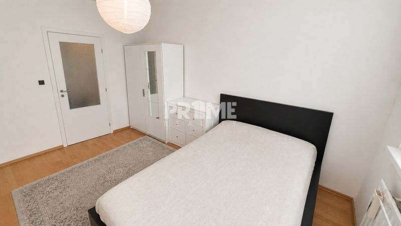 Priestranný a atypický 4i byt s dvoma loggiami, Furdekova, Petržalka - Spálňa v 4-izbovom byte s posteľou, skriňou a podlahou s dreveným dekorom.