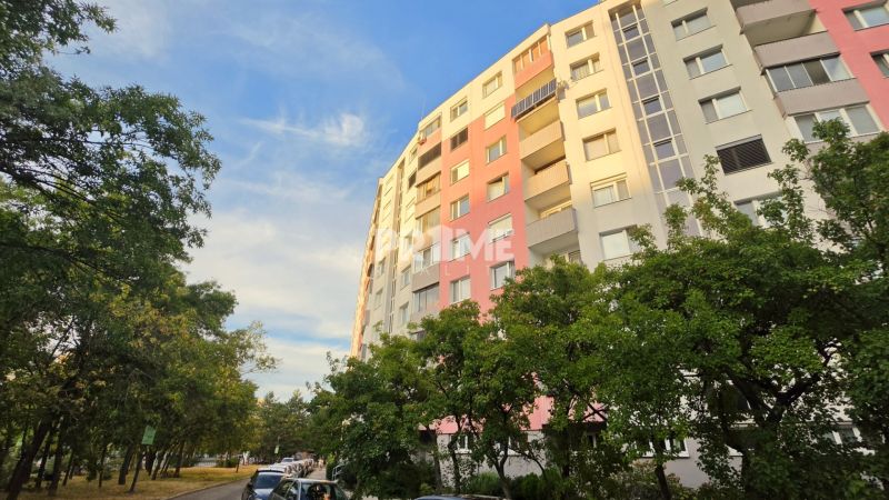 Priestranný a atypický 4i byt s dvoma loggiami, Furdekova, Petržalka - Výhľad na 4-izbový byt na Furdekovej ulici v Bratislave - Petržalke, obklopený zeleňou.