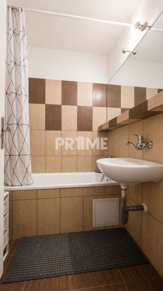 Priestranný a atypický 4i byt s dvoma loggiami, Furdekova, Petržalka - Kúpeľňa so sprchovým závesom, vaňou a umývadlom, vhodná pre 4-izbový byt.