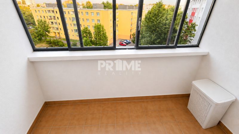 Priestranný a atypický 4i byt s dvoma loggiami, Furdekova, Petržalka - Balkón 4-izbového bytu v Bratislave na Furdekovej ulici s výhľadom na zeleň.