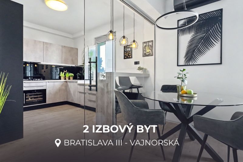2 - IZBOVÝ BYT | BRATISLAVA III | VAJNORSKÁ  - Kuchyňa s jedálenským kútom a podlahou s dreveným dekorom v 2-izbovom byte.