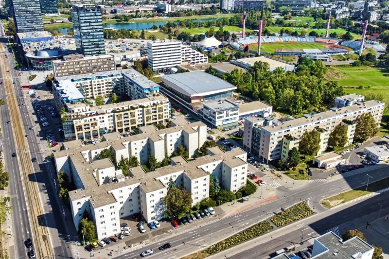 2 - IZBOVÝ BYT | BRATISLAVA III | VAJNORSKÁ  - Letecký pohľad na okolie Vajnorskej ulice v Bratislave - Novom Meste so športovým štadiónom.
