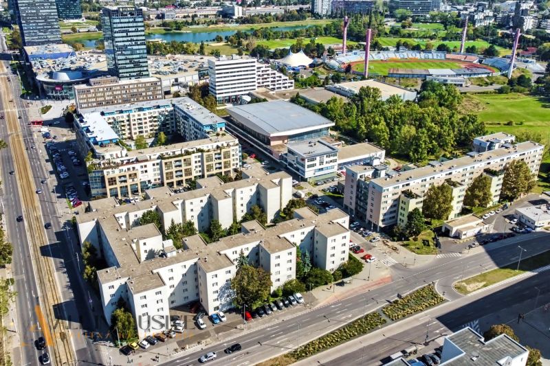 2 - IZBOVÝ BYT | BRATISLAVA III | VAJNORSKÁ  - Letecký pohľad na obytné a komerčné budovy v bratislavskom Novom Meste na Vajnorskej ulici.