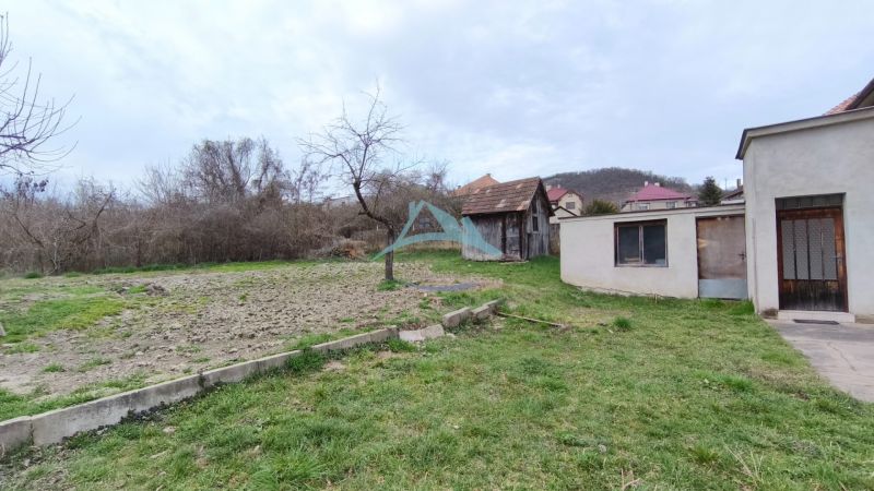 Znížená cena!!! Priestranný RD v obci Čebovce, okr. V. Krtíš. - Záhrada pri rodinnom dome na Vinohradníckej ulici v Čebovciach s trávnikom a dreveným domčekom.
