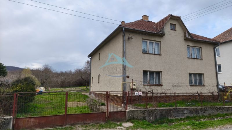 Znížená cena!!! Priestranný RD v obci Čebovce, okr. V. Krtíš. - Rodinný dom na Vinohradníckej ulici v Čebovciach so záhradou a starším plotom.