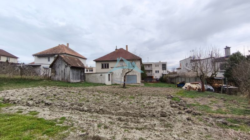 Znížená cena!!! Priestranný RD v obci Čebovce, okr. V. Krtíš. - Exteriér rodinného domu na Vinohradníckej ulici v Čebovciach s priľahlým pozemkom.