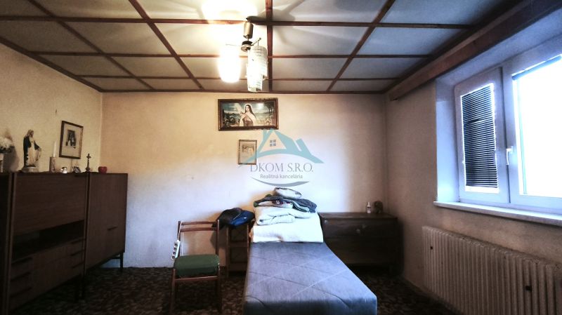 Znížená cena!!! RD (pozemok 9756 m2)  v osade Prieloh, okr. V. Krtíš. - Izba v rodinnom dome s posteľou, nábytkom a dekoráciami na stene.
