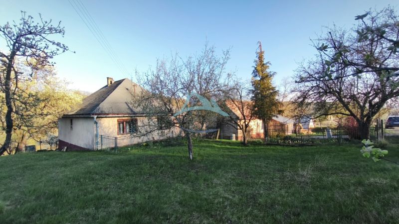 Znížená cena!!! RD (pozemok 9756 m2)  v osade Prieloh, okr. V. Krtíš. - Rodinný dom na ulici Prieloh v Muli obklopený stromami a trávnatou záhradou.