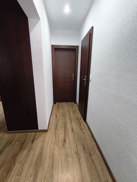 3 izbový kompletne prerobený a zariadený byt na prenájom, Necpaly  - Chodba s podlahou s dreveným dekorom a tmavými dverami v 3-izbovom byte.
