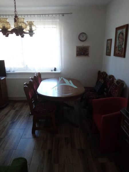 Váš nový rodinný prístav v obci Iža: Priestor, kľud a čerstvá úroda z  - Jedáleň v rodinnom dome s podlahou s dreveným dekorom, stôl a vintage nábytok.