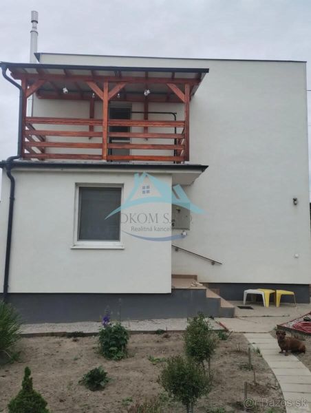 Váš nový rodinný prístav v obci Iža: Priestor, kľud a čerstvá úroda z  - Rodinný dom v Bratislave s balkónom a malou záhradou v jednoduchom štýle.