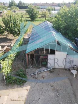 Váš nový rodinný prístav v obci Iža: Priestor, kľud a čerstvá úroda z  - Záhrada so záhradnou chatkou v Zlatých Moravciach, s ovocnými stromami a pestovateľskou plochou.