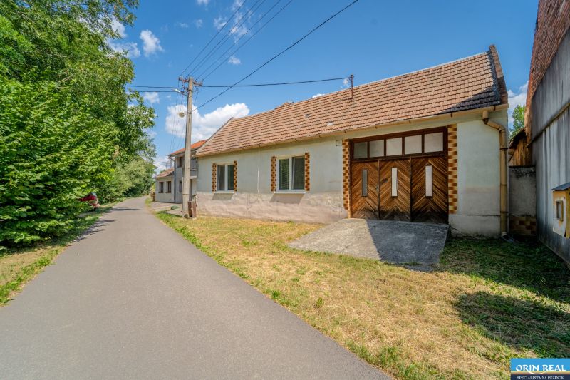 NA PREDAJ RODINNÝ DOM S POZEMKOM O VÝMERE 1003m2 - Rodinný dom na Vištuk 158 v Vištuku s okolím a modrou oblohou.