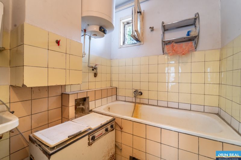 NA PREDAJ RODINNÝ DOM S POZEMKOM O VÝMERE 1003m2 - Kúpeľňa v rodinnom dome s dlaždicami a vaňou, vybavená starým boilerom.