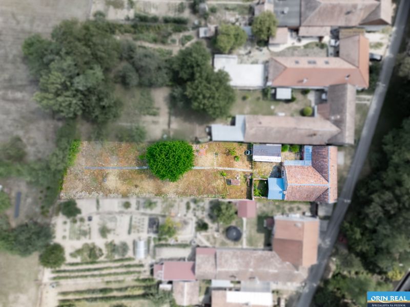 NA PREDAJ RODINNÝ DOM S POZEMKOM O VÝMERE 1003m2 - Letecký pohľad na rodinný dom na ulici Vištuk 158 v meste Vištuk so záhradou.