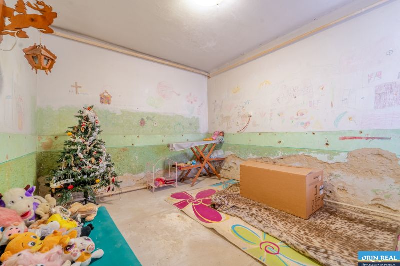NA PREDAJ RODINNÝ DOM S POZEMKOM O VÝMERE 1003m2 - Detská izba s ozdobeným stromčekom, kresbami na stenách a plyšovými hračkami v Rodinnom dome.