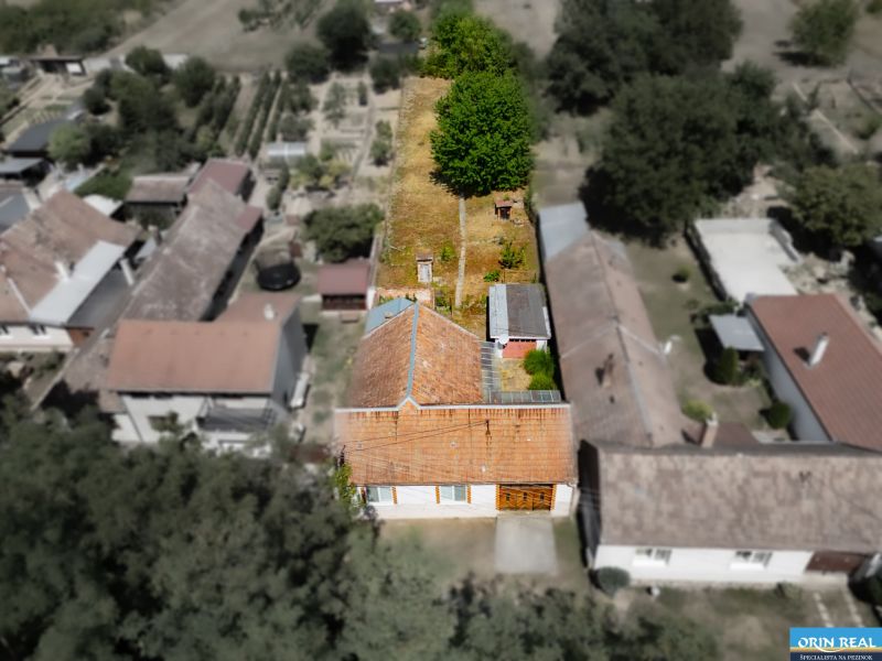 NA PREDAJ RODINNÝ DOM S POZEMKOM O VÝMERE 1003m2 - Letecký pohľad na rodinný dom v obci Vištuk na ulici Vištuk 158 s veľkou záhradou.