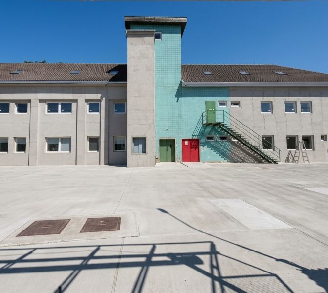 Polyfunkčná budova na prenájom – Galanta, Bratislavská ulica - Exteriér obchodných priestorov na Bratislavskej ulici v Galante s betónovým povrchom.