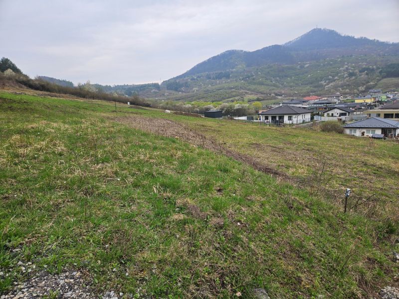 Na predaj stavebný pozemok Fintice - Pozemky na bývanie v Finticiach s panoramatickým výhľadom na okolité hory a domy.