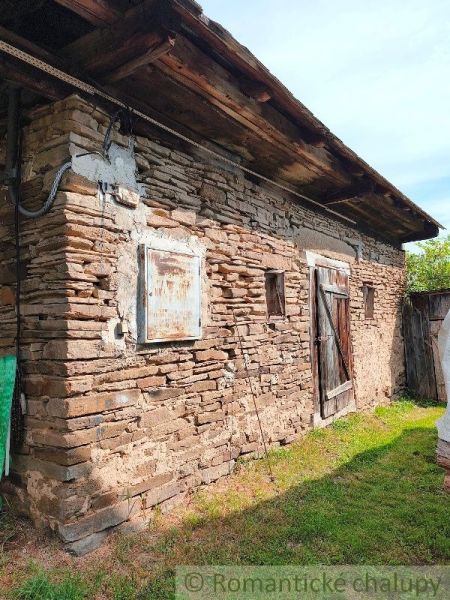 Pozemok s hospodárskymi budovami, Nižné Repaše - Kamenná stavba so starými drevenými dverami v Nižných Repašiach, pozemky - bývanie.