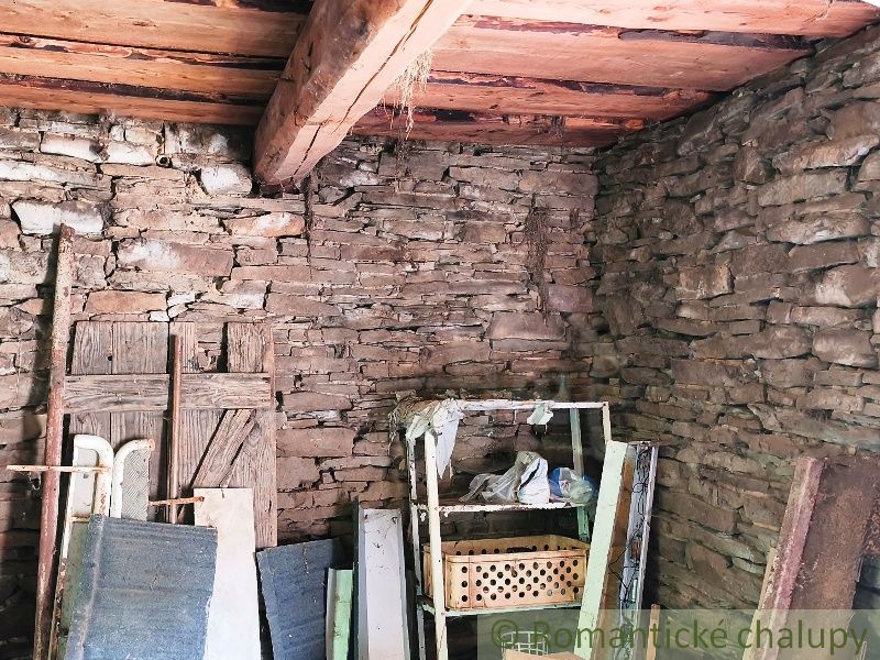 Pozemok s hospodárskymi budovami, Nižné Repaše - Kamenné steny a drevený strop v miestnosti na pozemkoch - bývanie.