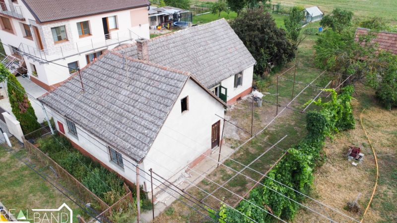 PREDAJ - 4-izbový rodinný dom s veľkým potenciálom, Malženice, 646 m² - Rodinný dom v Malženiciach s upravenou záhradou a susednými budovami.