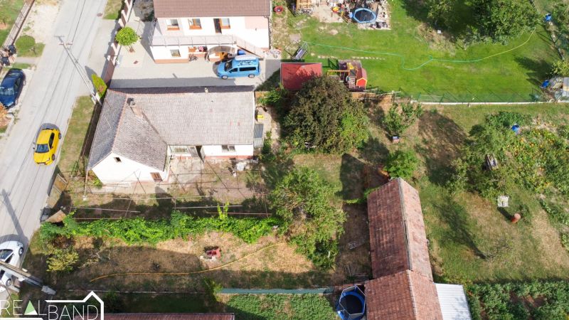 PREDAJ - 4-izbový rodinný dom s veľkým potenciálom, Malženice, 646 m² - Letecký pohľad na rodinný dom v Malženiciach so záhradou a priľahlými stavbami.