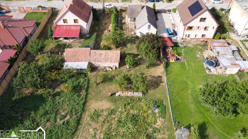 PREDAJ - 4-izbový rodinný dom s veľkým potenciálom, Malženice, 646 m² - Letecký pohľad na rodinné domy a záhrady v Malženiciach.
