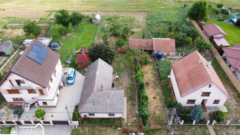 PREDAJ - 4-izbový rodinný dom s veľkým potenciálom, Malženice, 646 m² - Rodinné domy v Malženiciach s priestrannými záhradami a solárnymi panelmi na streche.