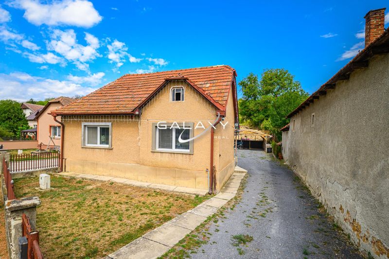 4-izbový zrekonštruovaný rodinný dom s veľkým pozemkom – Čakanovce - Rodinný dom v obci Čakanovce so šikmou strechou a priľahlou prístupovou cestou.