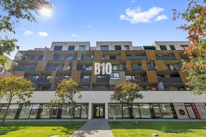 1-IZBOVÝ BYT S VEĽKOU 12 m² TERASOU | SLNEČNICE VILADOMY - Exteriér budovy na Fialovej ulici v Bratislave V s 1-izbovými bytmi.