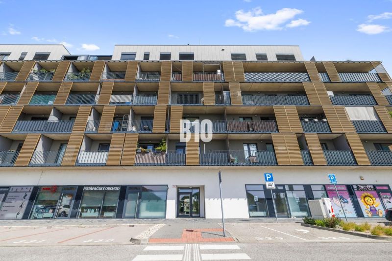 1-IZBOVÝ BYT S VEĽKOU 12 m² TERASOU | SLNEČNICE VILADOMY - Bytový dom na Fialovej ulici v Bratislave V s obchodnými prevádzkami na prízemí.
